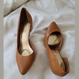 SOLD!!  NEW REACTION KENNETH COLE CARAMEL SHOES